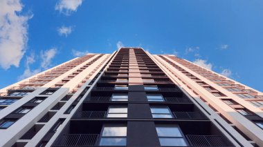 Düz binalı, modern apartman dairesinin bir parçası. New Lüks Ev ve Ev Kompleksinin ayrıntıları. Şehir Emlak ve Mimarisi 'nin bir parçası. Uzayı kopyala Mavi gökyüzü