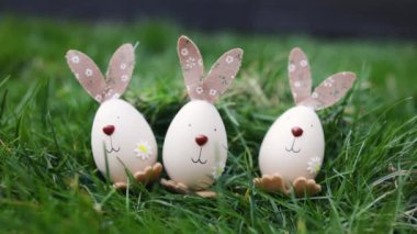 Taze Yeşil Çimen 'de komik Paskalya yumurtaları. Şenlik dekorasyonu. Mutlu Paskalyalar!