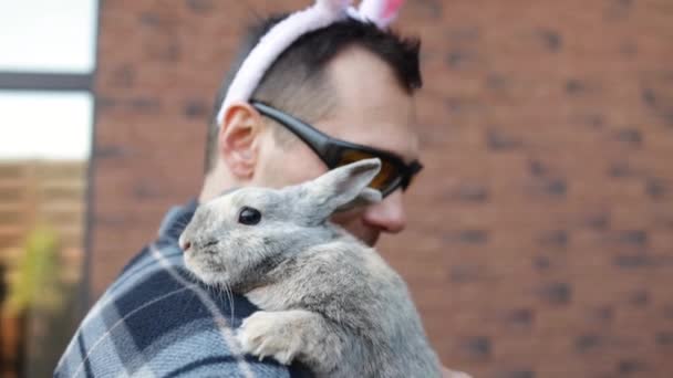 Портрет Щасливого Смішного Красивого Молодого Чоловіка Вухах Кролика Стоїть Біля — стокове відео