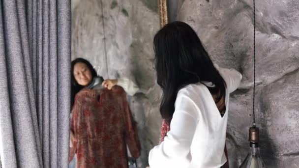 Hermosa Joven Asiática Mujer Consiguiendo Vestida Mirando Espejo Eligiendo Traje — Vídeos de Stock