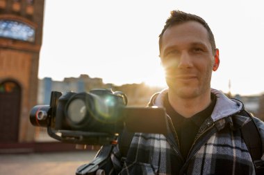 videografi, film yapımı ve yaratıcılık kavramı - modern DSR kameranın 3 eksenli gimbal dengeleyicisine yakın çekim