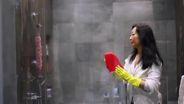 Dziewczyna Wycierająca Odkurzająca Kabinę Prysznicową Łazience Koncepcja Czyszczenia Gospodyni Domowa — Wideo stockowe
