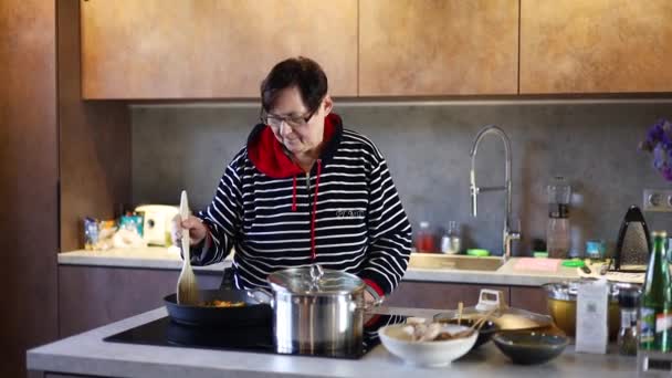 Mujer Mayor Mezclando Verduras Una Sartén Cocina Moderna — Vídeos de Stock