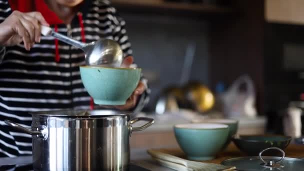Ρίξτε Μια Κουτάλα Σούπα Μινεστρόνε Χορτοφαγική Σούπα Είναι Στο Τραπέζι — Αρχείο Βίντεο