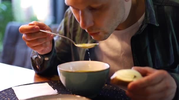 Καυκάσιος Τρώει Σούπα Ψωμί Στην Κουζίνα Κοντινό Πλάνο Του Προσώπου — Αρχείο Βίντεο