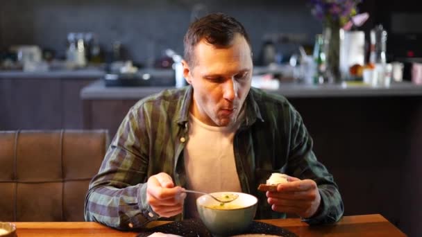 Homem Caucasiano Come Sopa Com Pão Casa Cozinha Close Rosto — Vídeo de Stock