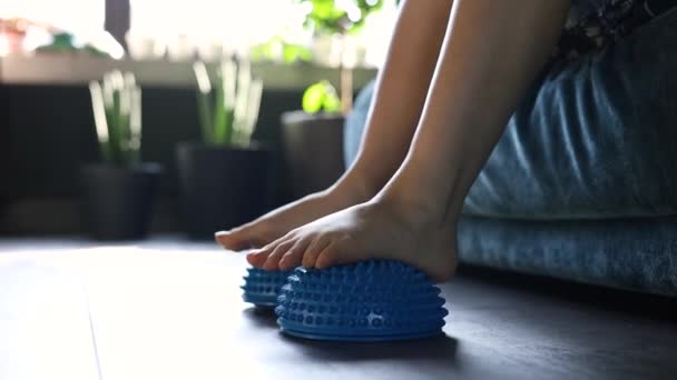 Massagem Calcanhar Feminino Com Ferramenta Massagem Para Terapia Miofascial Close — Vídeo de Stock