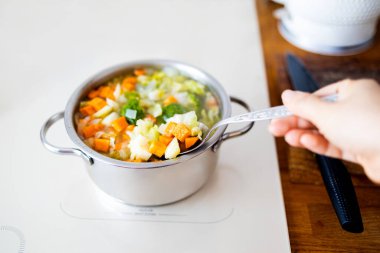 Mutfakta fırında Parlak Sebze Çorbası Pişiriyorum.. 