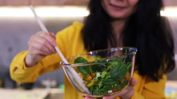 Yaşlardaki Asyalı Kadın Modern Mutfağında Durup Sağlıklı Sebze Salatası Hazırlıyor — Stok video