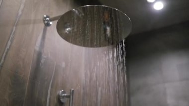 Banyoda su çalışırken kafa duş.