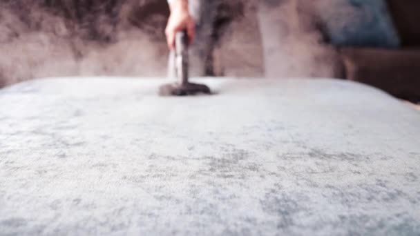Temizliği Bir Adam Kanepeyi Mobilyaları Buhar Jeneratörüyle Temizliyor Dairenin Temizlik — Stok video