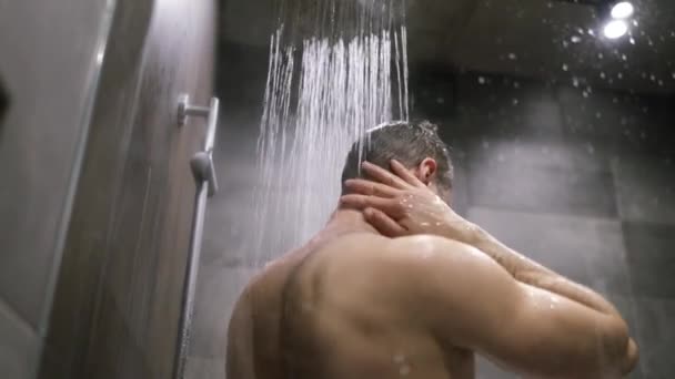 Duşta Beyaz Bir Adam Banyoda Saç Yıkıyor Genç Adam Modern — Stok video