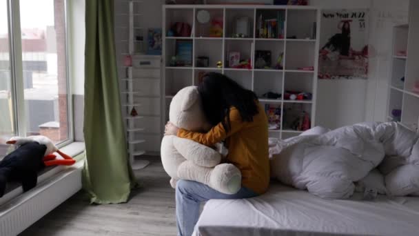Adolescente Deprimida Infeliz Sentada Cama Sola Sintiéndose Sola Incomprendida Adolescente — Vídeo de stock