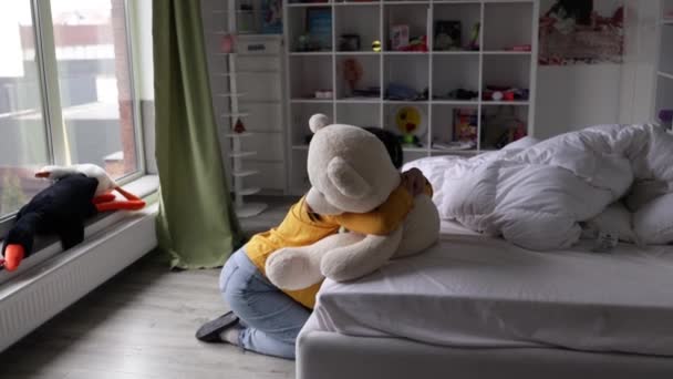 忧心忡忡的少女独自坐在床上 感到孤独和误解 忧心忡忡的少女在想着烦恼 孩子和心理问题 — 图库视频影像