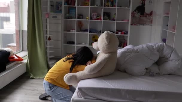 Boldogtalan Depressziós Tinédzser Lány Ágyon Egyedül Úgy Érzi Magányos Félreértett — Stock videók