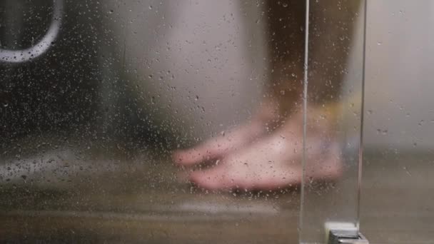 根据水 美丽和卫生的概念站在淋浴间里的男人的腿 — 图库视频影像