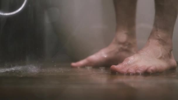 Ноги Чоловіка Стоїть Під Душем Під Струмком Води Здоров Краси — стокове відео