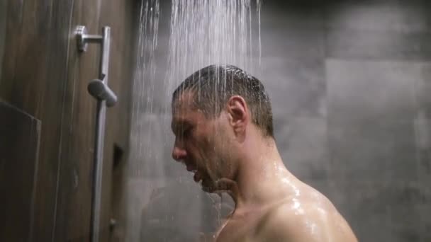 Homem Caucasiano Chuveiro Lavando Cabelo Tomando Banho Banheiro Homem Jovem — Vídeo de Stock