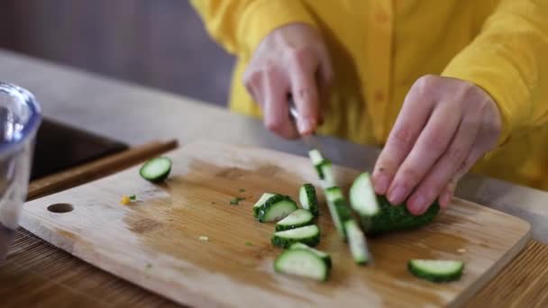 站在家庭现代化厨房里准备健康蔬菜沙拉的女人 厨师把黄瓜切成薄片 然后用沙拉放进碗里 — 图库视频影像