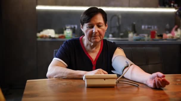 Starsza Kobieta Sprawdza Ciśnienie Krwi Tętno Cyfrowym Miernikiem Ciśnienia Samodzielnie — Wideo stockowe