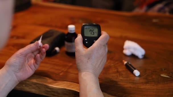 Διαβητικός Ασθενής Ελέγχει Και Μετρά Επίπεδα Γλυκόζης Στο Αίμα Χρησιμοποιώντας — Αρχείο Βίντεο