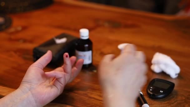 Diabetespatienten Kontrollerar Och Mäter Blodsockernivån Med Hjälp Glukosmätare Behandling Och — Stockvideo