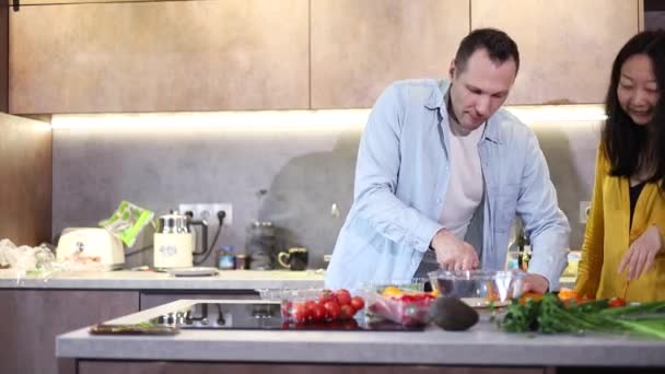 Modern Mutfağında Ayakta Duran Genç Çift Sağlıklı Sebze Salatası Hazırlıyor — Stok video