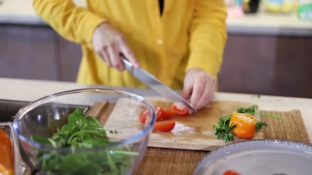 Kobieta Stojąca Nowoczesnej Kuchni Domowej Przygotowuje Zdrowe Sałatki Warzywne Uśmiechy — Wideo stockowe