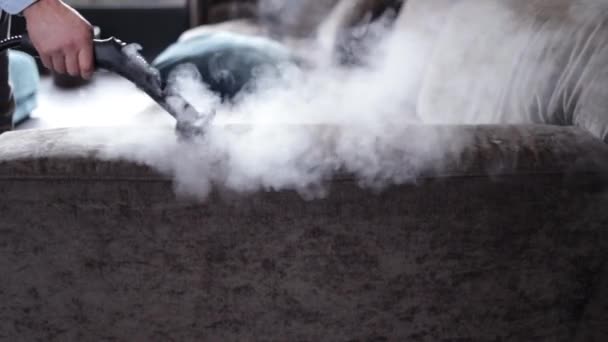 Temizliği Bir Adam Kanepeyi Mobilyaları Buhar Jeneratörüyle Temizliyor Dairenin Temizlik — Stok video