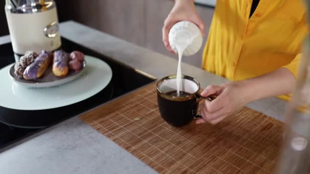 Κοντινό Πλάνο Ενός Γυναικείου Χεριού Που Ρίχνει Γάλα Από Ένα — Αρχείο Βίντεο