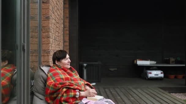 Ciddi Düşünceli Yaşlı Bir Kadın Kanepeye Tek Başına Oturuyor Yalnızlık — Stok video
