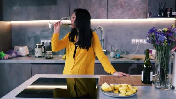 Mulher Asiática Segurando Vinho Olhando Através Janela Cozinha Casa — Vídeo de Stock