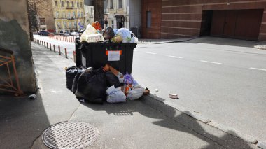 Şehir sokaklarında çöpler çöplerle dolup taşıyor..