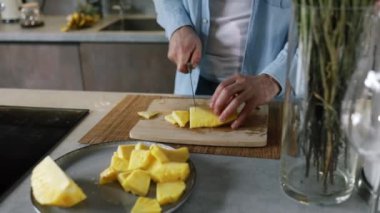 Mutfakta soyulmuş, olgun ananas hamuru kesilmiş, tatlı, lezzetli, sarı ananas dilimlenmiş..