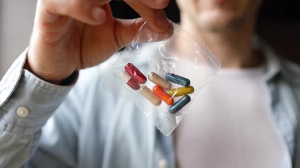 Handen Met Kleurrijke Drugs Antibiotica Capsules Mannenhanden Die Een Medische — Stockvideo