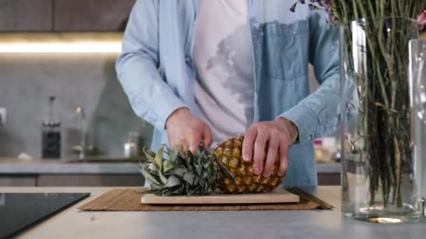 人在厨房里把成熟的菠萝皮切碎 把甜而好吃的黄菠萝切碎 — 图库视频影像