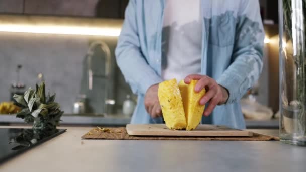 Homem Cortou Polpa Abacaxi Maduro Descascado Cozinha Doce Delicioso Abacaxi — Vídeo de Stock