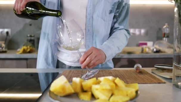 Zbliżenie Człowieka Nalewającego Kieliszek Białego Wina Kuchni Domu Facet Koszuli — Wideo stockowe