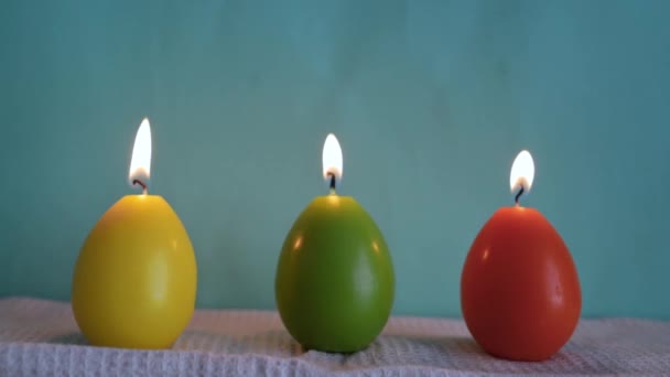 Tři Velikonoční Svíčky Modrém Pozadí — Stock video
