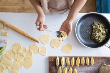 Adım adım, ev yapımı mantı, ravioli ya da pelmeni hazırlayan bir kadın.