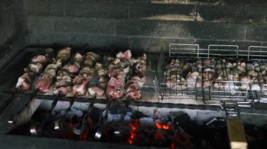 Barbekü partisi. Açık kömür ızgarasında leziz et pişiriyorum.