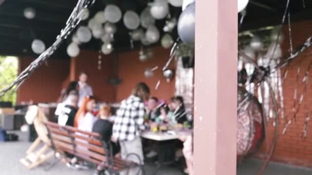 Przyjaciele Dobrze Się Bawią Jedząc Pijąc Imprezie Wsi — Wideo stockowe