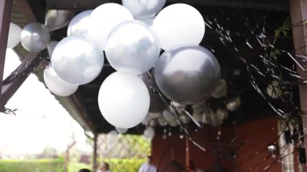 Konfetti Balony Falujące Dołu Góry Podczas Imprezy Plenerowej — Wideo stockowe