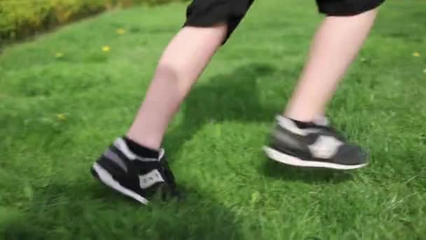 Щаслива Сім Дитина Біжить Ногами Крупним Планом Парку Заході Сонця — стокове відео