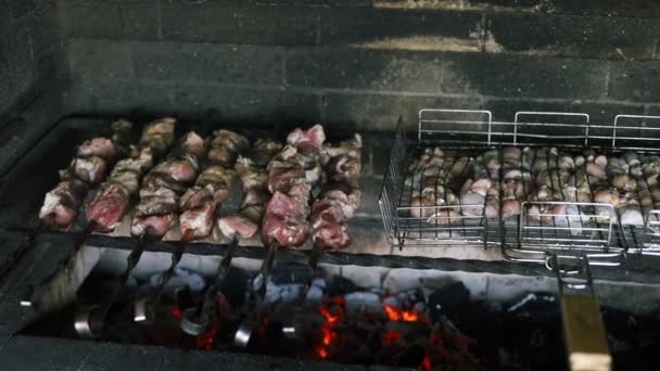 바베큐 가마에서 맛있는 고기를 요리하는 — 비디오