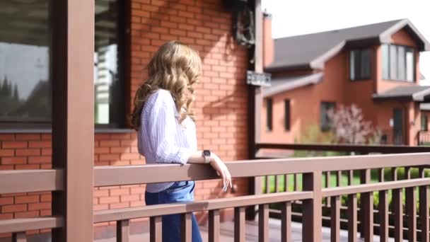 Joven Rubia Fuera Porche Una Casa Madera Disfrutando Vista Panorámica — Vídeo de stock