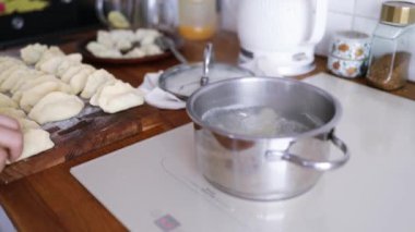 Kaynar suda hamur köftesi pişirin. Bahar Festivali boyunca geleneksel Çin yemekleri pişirmek