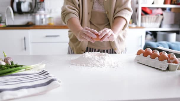 生地のためのパン屋割れ卵のクローズアップ写真 自宅でキッチンでダンプを準備する女性 — ストック動画