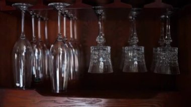 Duvar dolabında klasik kristal bardaklar.