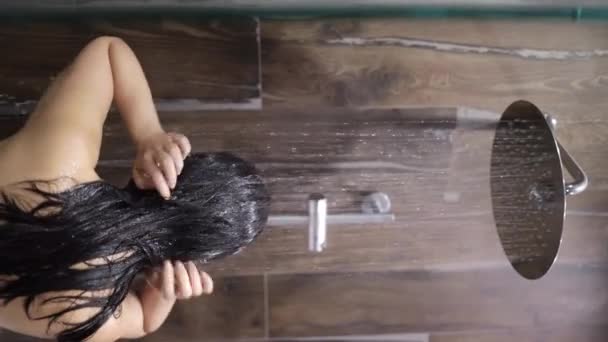 Vertikální Pohled Zblízka Mladé Asijské Ženy Dlouhými Tmavými Vlasy Stojící — Stock video